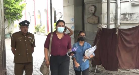 අත්අඩංගුවට ගත් කෙහෙළියගේ දියණිය, චමිත්‍රිට ඇප..